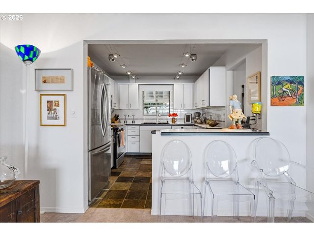 620 N TOMAHAWK ISLAND Dr, Portland, OR 97217