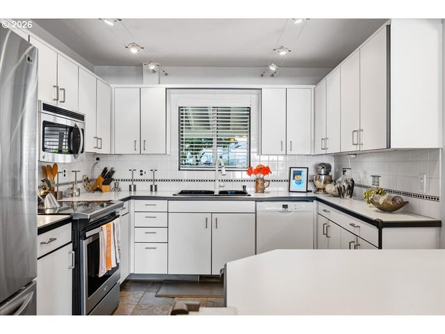 620 N TOMAHAWK ISLAND Dr, Portland, OR 97217
