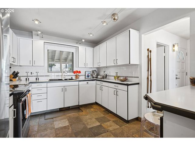 620 N TOMAHAWK ISLAND Dr, Portland, OR 97217