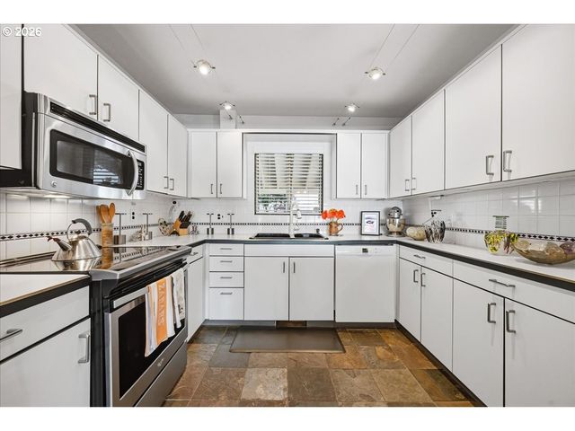 620 N TOMAHAWK ISLAND Dr, Portland, OR 97217