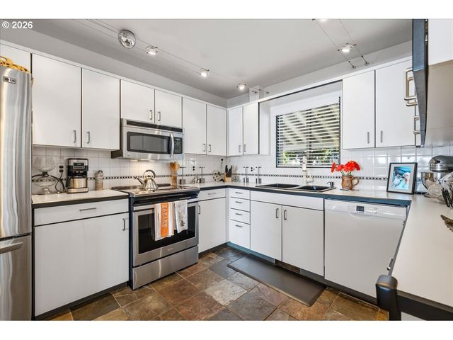 620 N TOMAHAWK ISLAND Dr, Portland, OR 97217