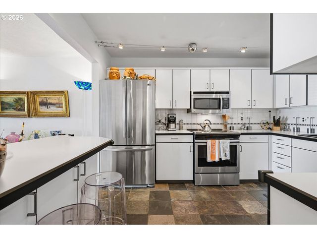 620 N TOMAHAWK ISLAND Dr, Portland, OR 97217