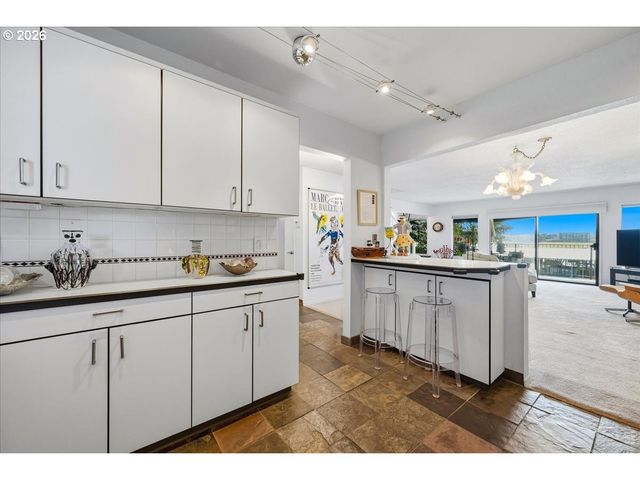 620 N TOMAHAWK ISLAND Dr, Portland, OR 97217
