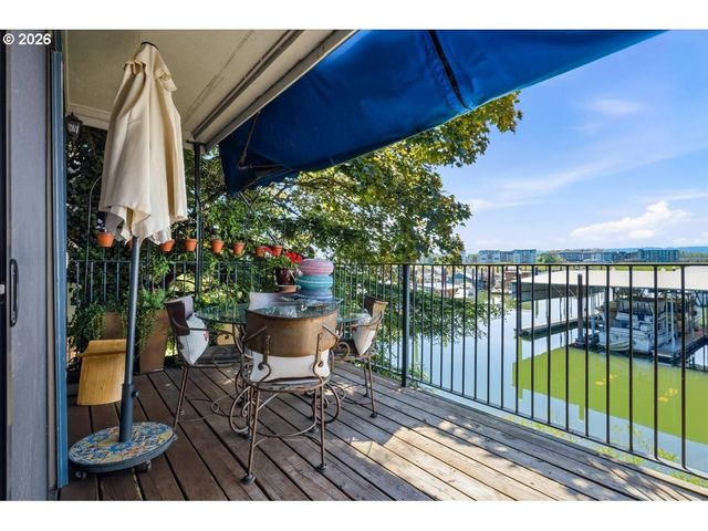620 N TOMAHAWK ISLAND Dr, Portland, OR 97217