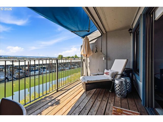 620 N TOMAHAWK ISLAND Dr, Portland, OR 97217