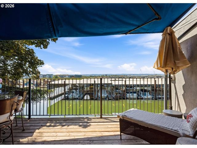 620 N TOMAHAWK ISLAND Dr, Portland, OR 97217
