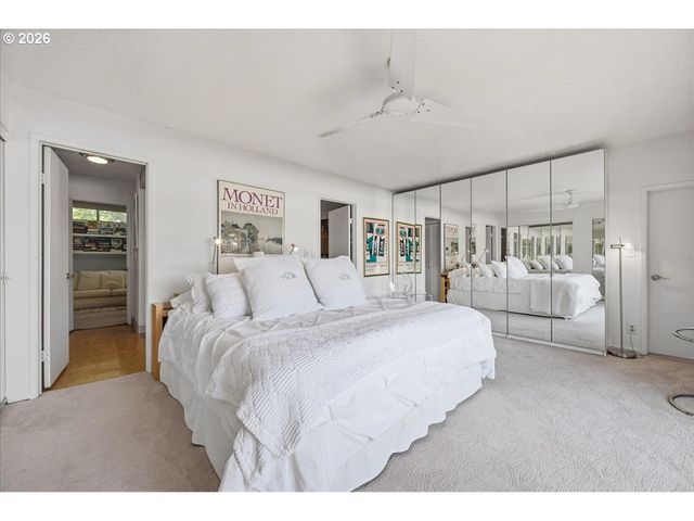 620 N TOMAHAWK ISLAND Dr, Portland, OR 97217