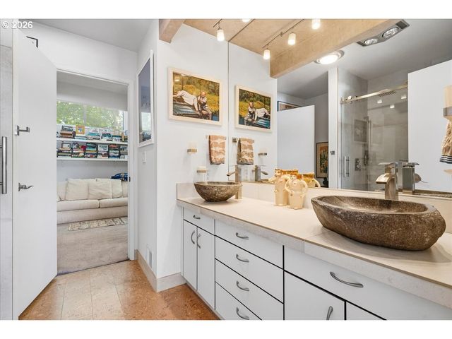 620 N TOMAHAWK ISLAND Dr, Portland, OR 97217