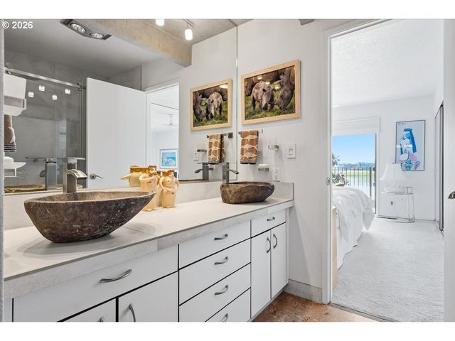 620 N TOMAHAWK ISLAND Dr, Portland, OR 97217