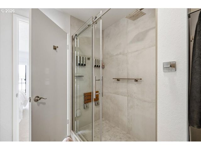 620 N TOMAHAWK ISLAND Dr, Portland, OR 97217