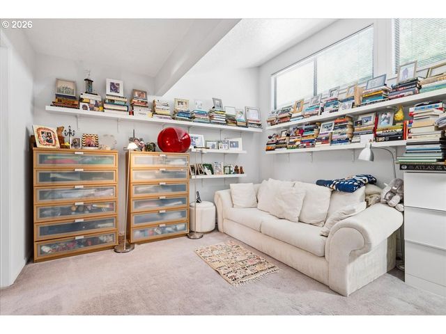 620 N TOMAHAWK ISLAND Dr, Portland, OR 97217