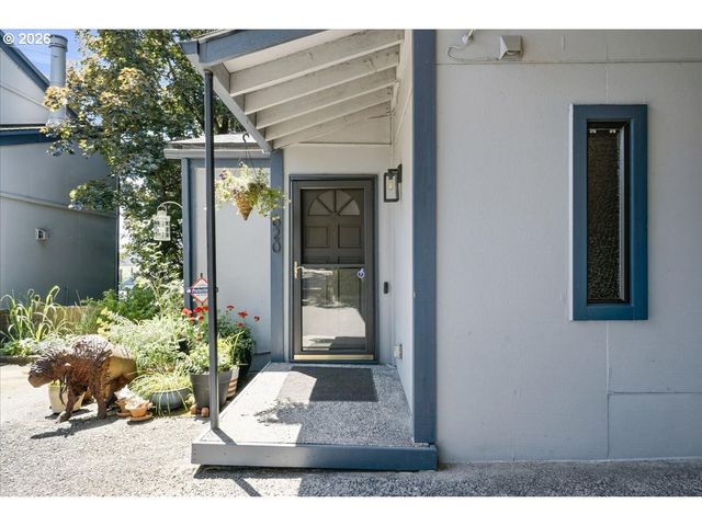 620 N TOMAHAWK ISLAND Dr, Portland, OR 97217