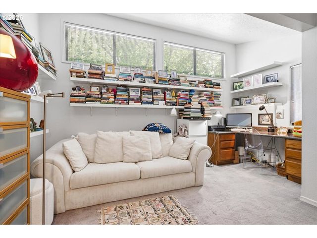 620 N TOMAHAWK ISLAND Dr, Portland, OR 97217