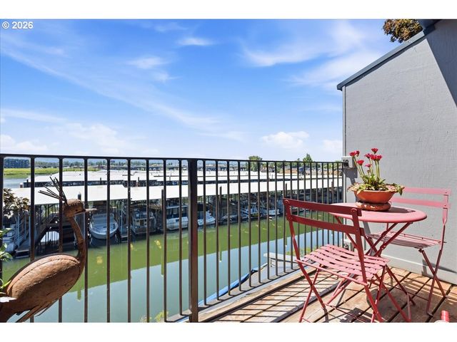 620 N TOMAHAWK ISLAND Dr, Portland, OR 97217