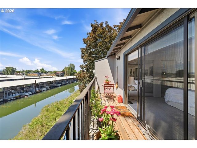 620 N TOMAHAWK ISLAND Dr, Portland, OR 97217