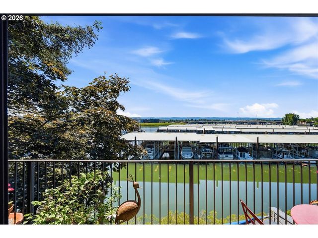620 N TOMAHAWK ISLAND Dr, Portland, OR 97217