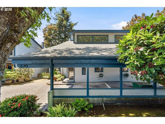 620 N TOMAHAWK ISLAND Dr, Portland, OR 97217