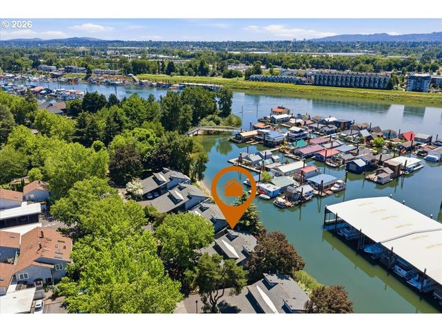 620 N TOMAHAWK ISLAND Dr, Portland, OR 97217