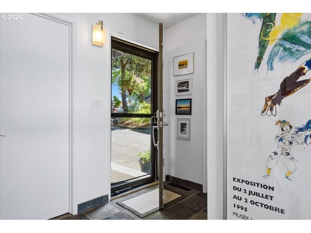 620 N TOMAHAWK ISLAND Dr, Portland, OR 97217
