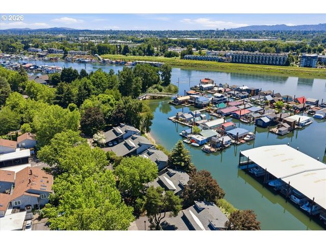 620 N TOMAHAWK ISLAND Dr, Portland, OR 97217