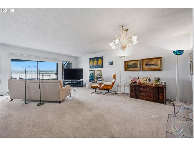 620 N TOMAHAWK ISLAND Dr, Portland, OR 97217