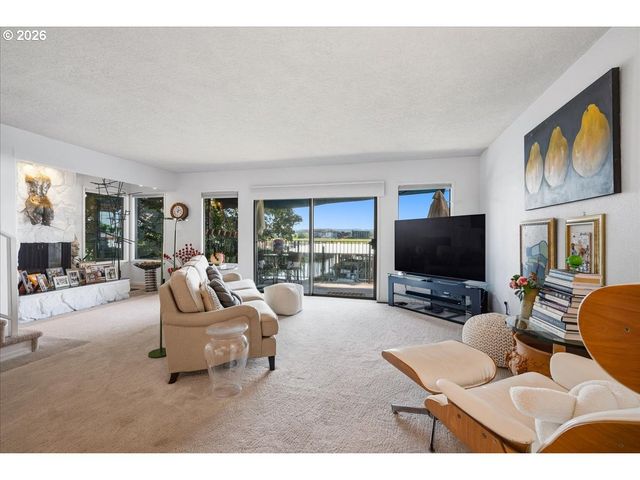 620 N TOMAHAWK ISLAND Dr, Portland, OR 97217