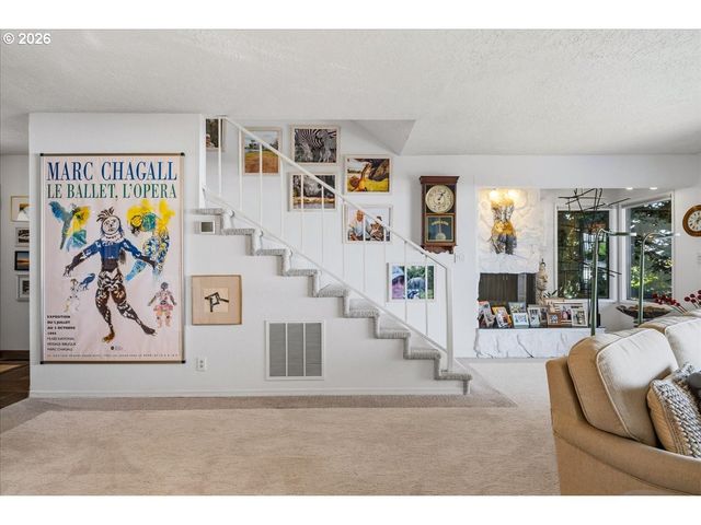 620 N TOMAHAWK ISLAND Dr, Portland, OR 97217
