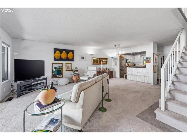 620 N TOMAHAWK ISLAND Dr, Portland, OR 97217
