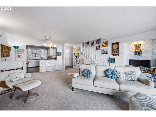 620 N TOMAHAWK ISLAND Dr, Portland, OR 97217