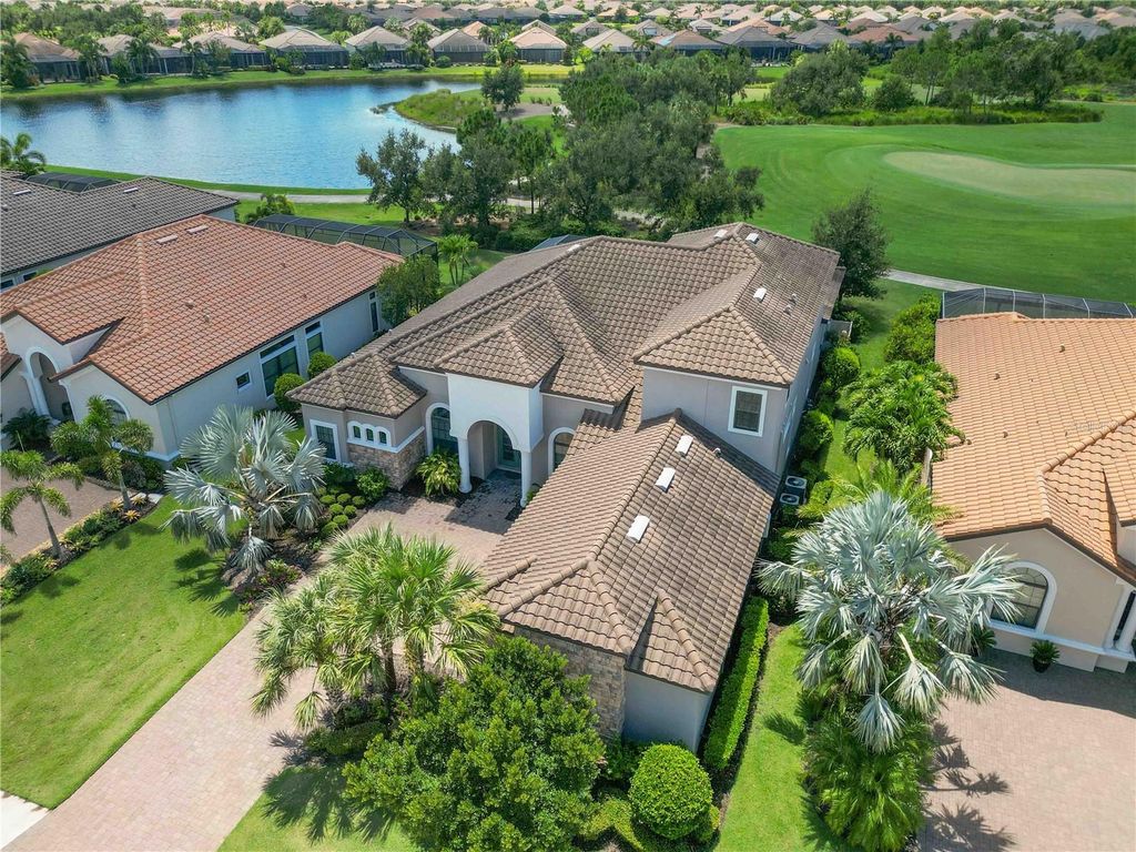 Image 3 of property listing at 4744 BENITO COURT, Bradenton, FL 34211