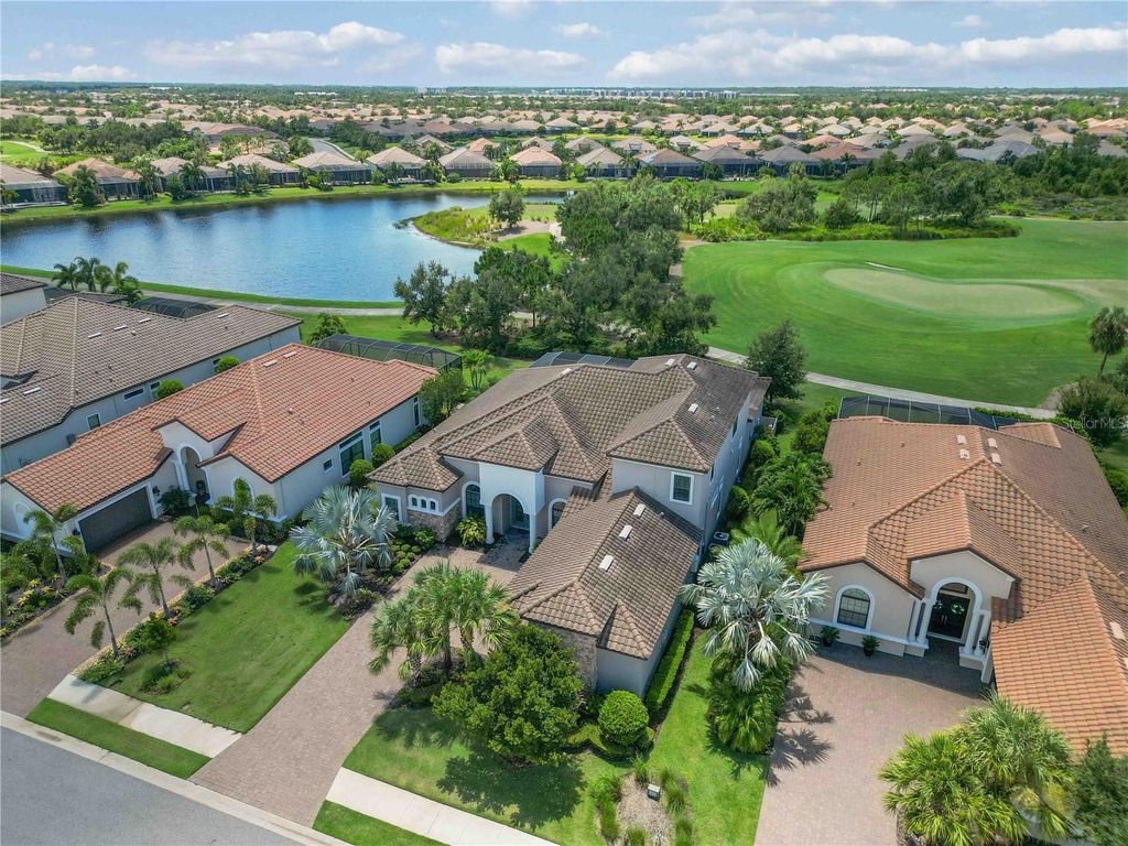 Image 4 of property listing at 4744 BENITO COURT, Bradenton, FL 34211