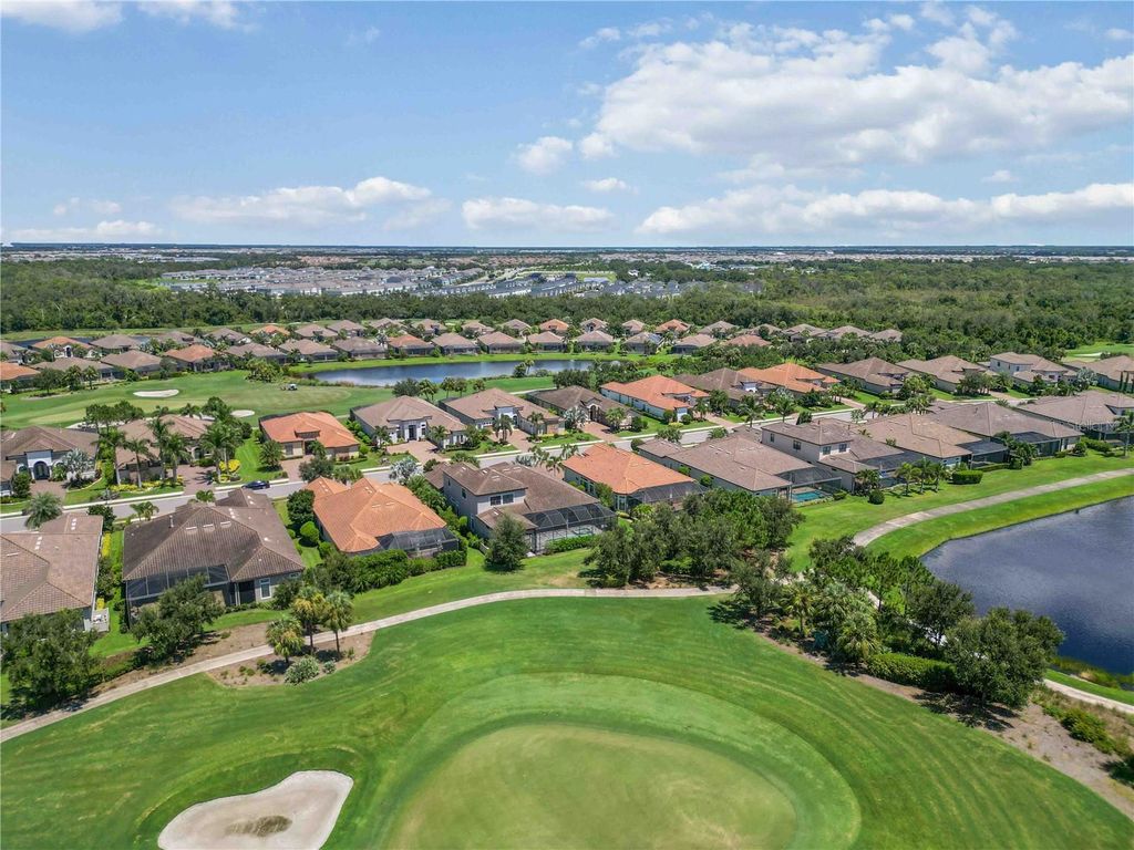 Image 8 of property listing at 4744 BENITO COURT, Bradenton, FL 34211