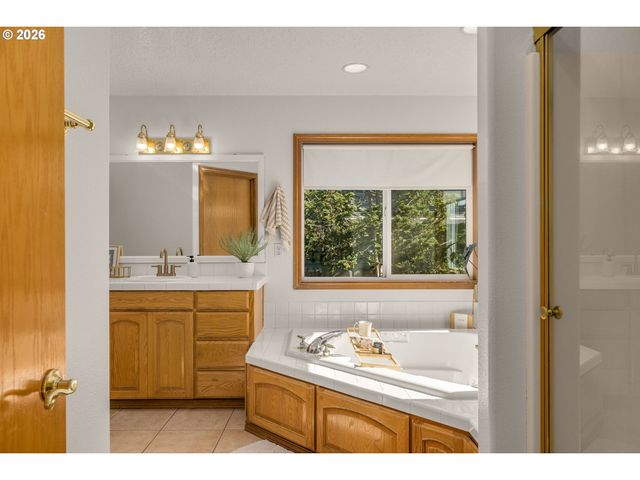 19290 CAPTAINS Ct, Oregon City, OR 97045