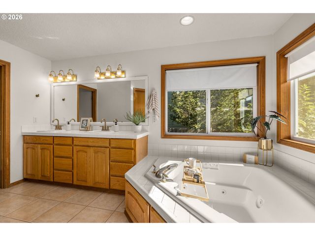 19290 CAPTAINS Ct, Oregon City, OR 97045
