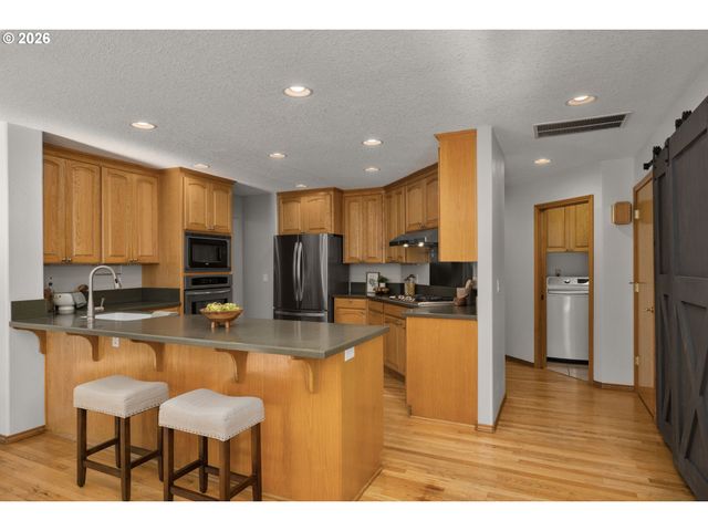 19290 CAPTAINS Ct, Oregon City, OR 97045