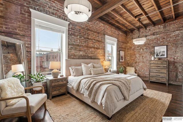 813 S 33rd Street, Omaha, NE 68105