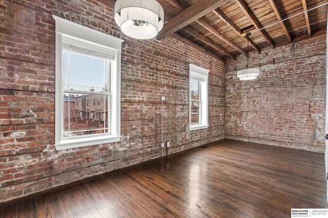 813 S 33rd Street, Omaha, NE 68105