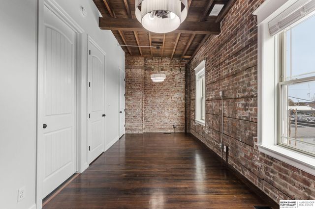 813 S 33rd Street, Omaha, NE 68105