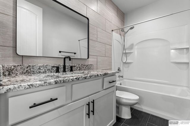 813 S 33rd Street, Omaha, NE 68105