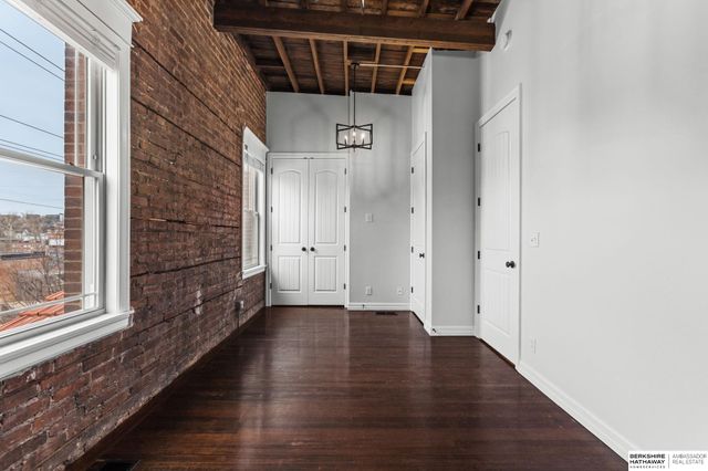 813 S 33rd Street, Omaha, NE 68105