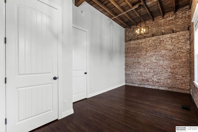 813 S 33rd Street, Omaha, NE 68105