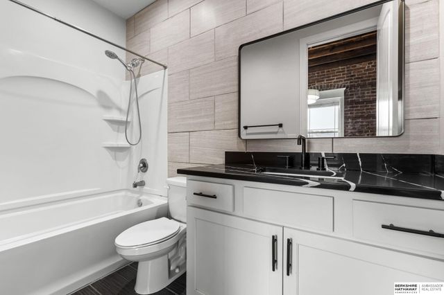 813 S 33rd Street, Omaha, NE 68105