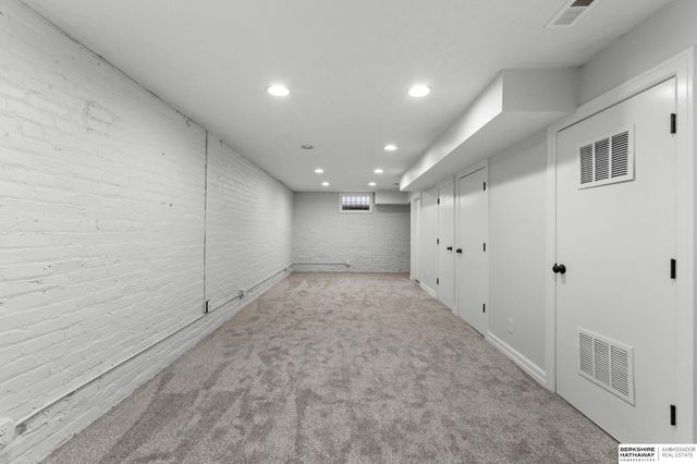 813 S 33rd Street, Omaha, NE 68105