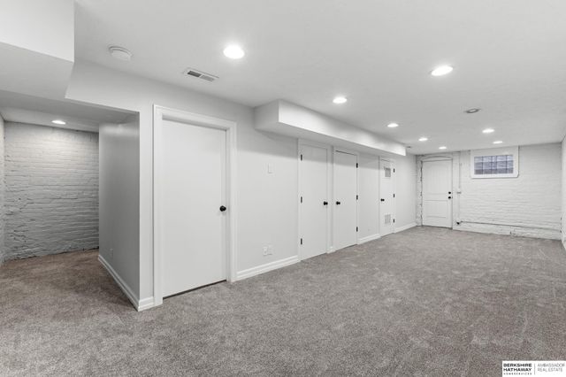 813 S 33rd Street, Omaha, NE 68105