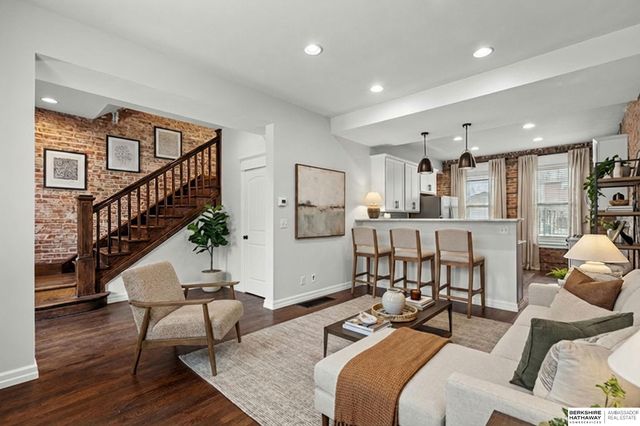 813 S 33rd Street, Omaha, NE 68105