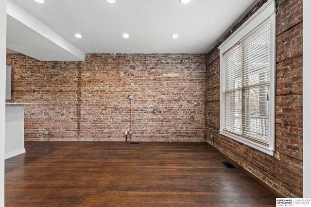 813 S 33rd Street, Omaha, NE 68105