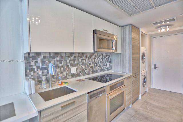 1300 Brickell Bay Dr 2700, Miami, FL 33131