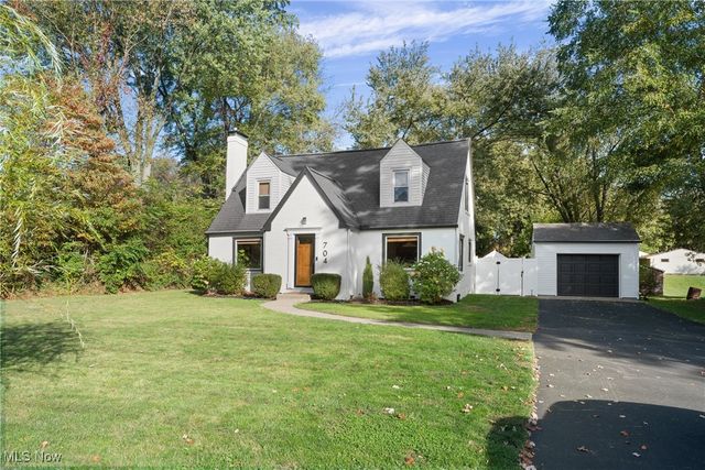 704 Woodlawn Avenue NW, Canton, OH 44708