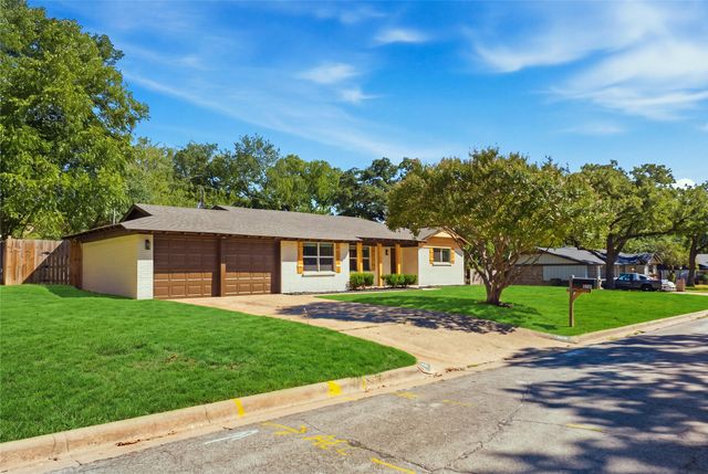 516 Caduceus Lane, Hurst, TX 76053