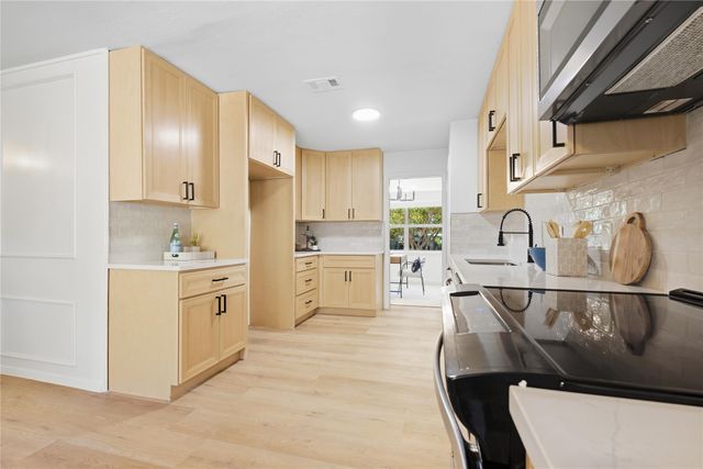 516 Caduceus Lane, Hurst, TX 76053